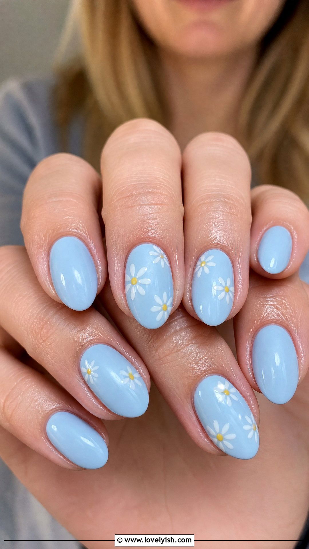Baby Blue Daisy Short Almond Nails - 50 short almond nails - 50 short almond nails