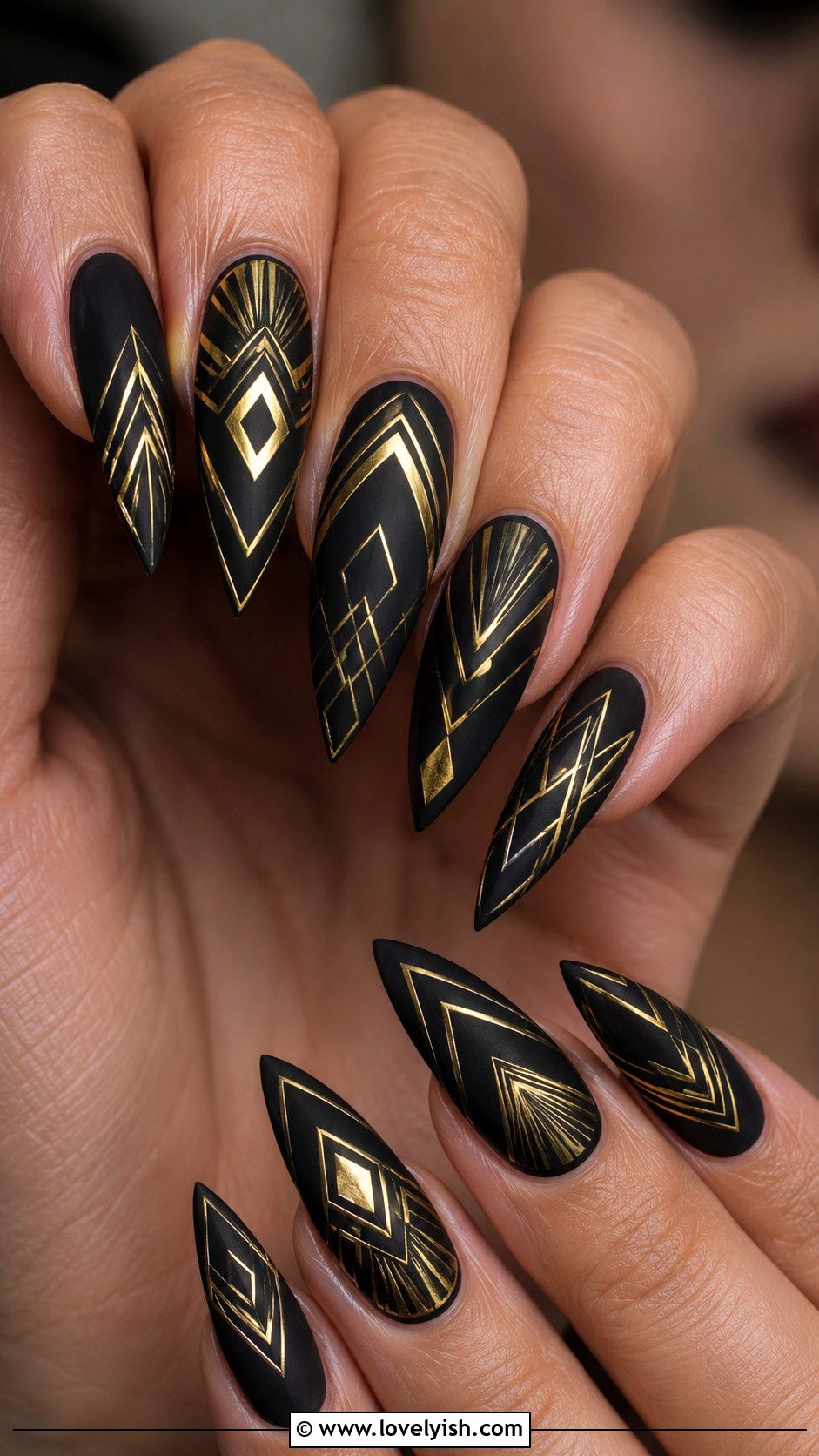 Black and Gold Art Deco Nails - 50 tumblr nail designs - 50 tumblr nail designs