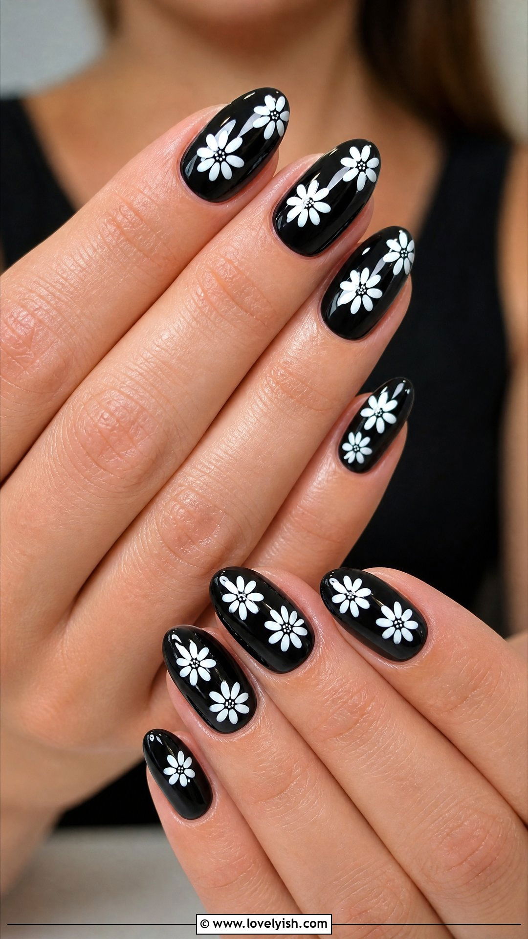 Black and White Daisy Nails - 50 black and white nail designs - 50 black and white nail designs