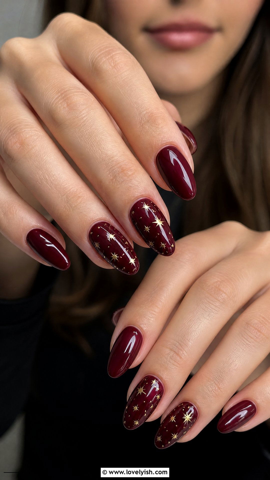 Burgundy Star Accent Nails - 25 burgundy nail designs - 25 burgundy nail designs