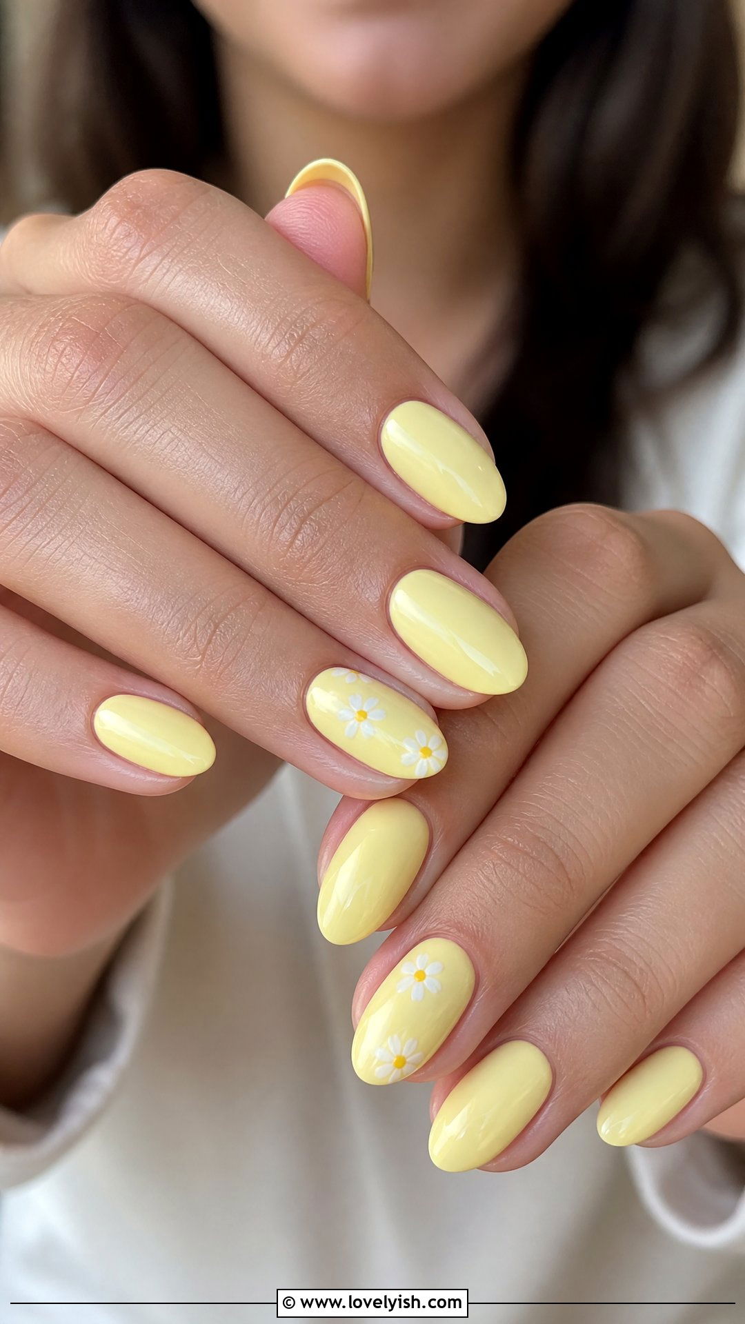Butter Yellow Daisy Acrylic Nails - 25 acrylic nails designs - 25 acrylic nails designs