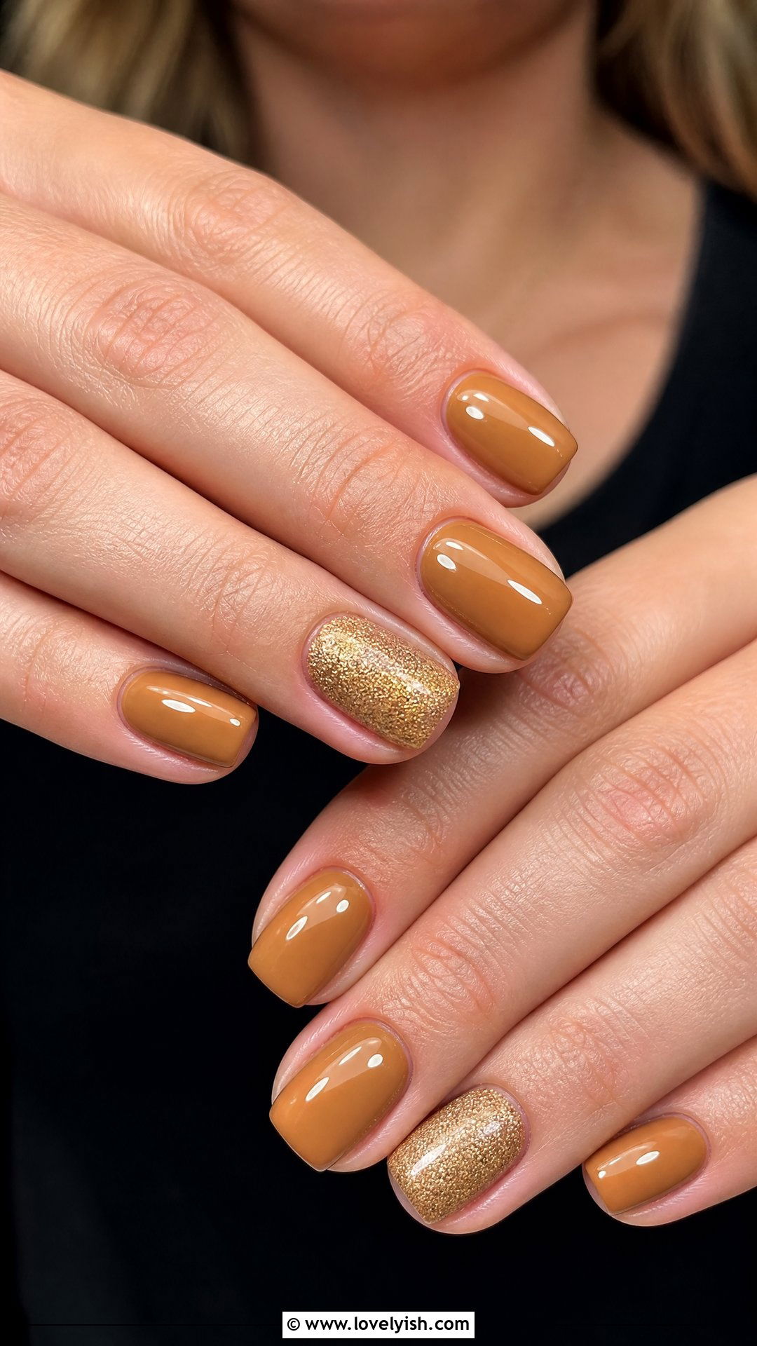 Caramel Short Nails With Gold Glitter Accent - 50 classy short nail designs - 50 classy short nail designs