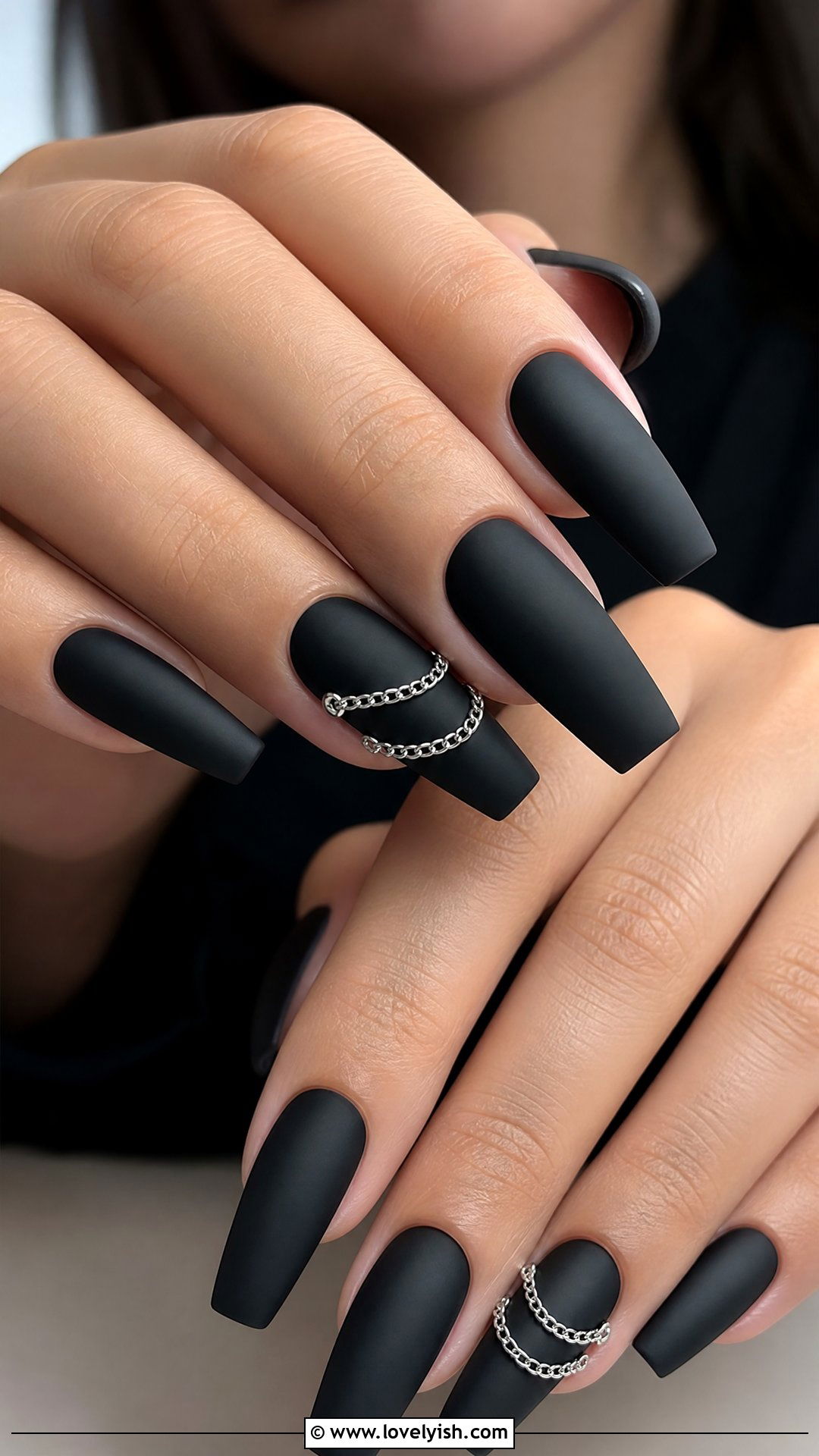 Chain Accent Black Nails - 50 edgy nails - 50 edgy nails