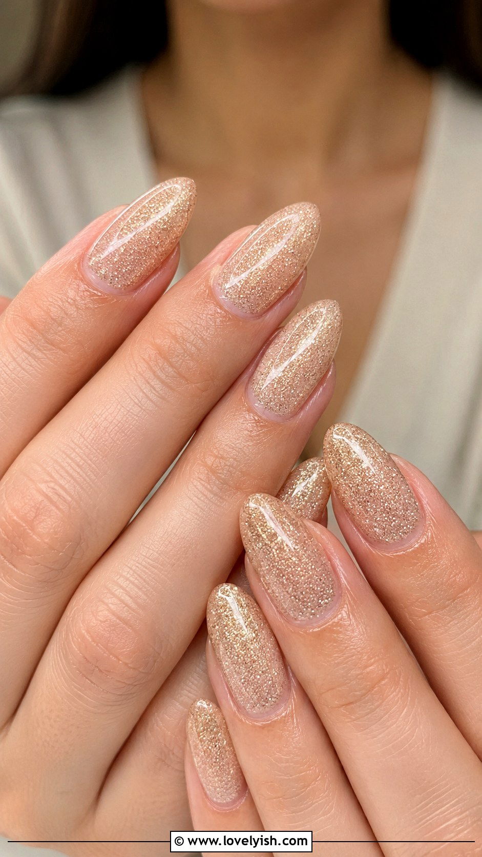 Champagne Gold Glitter Nails - 25 elegant nail designs - 25 elegant nail designs