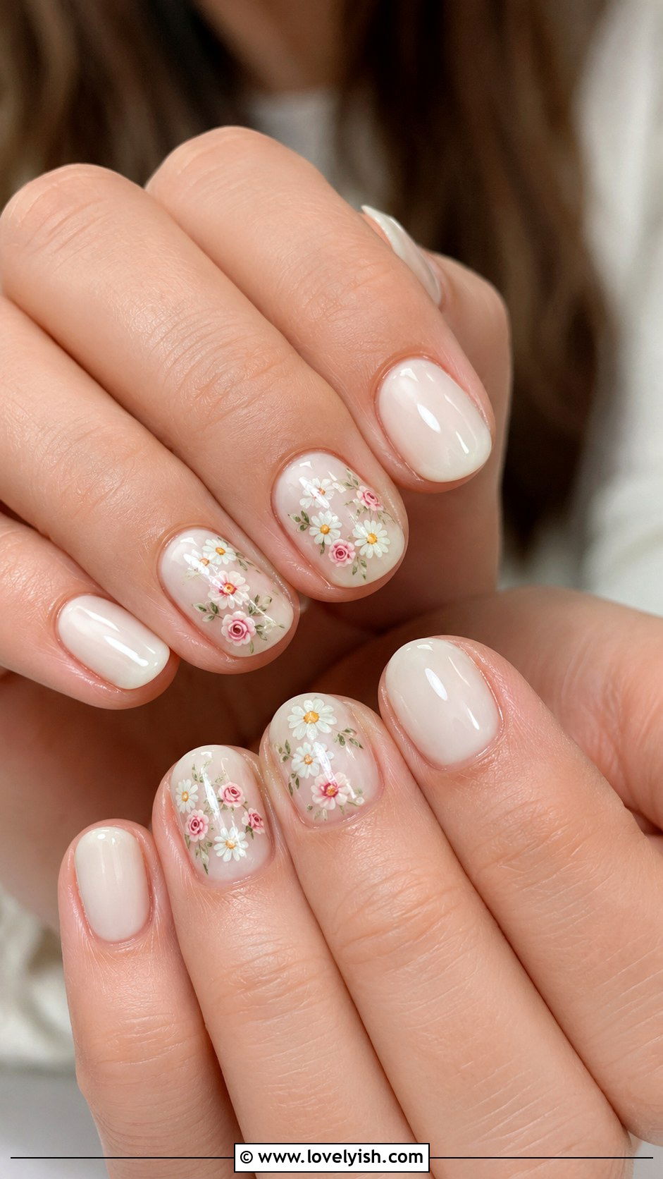 Creamy White Short Nails With Tiny Flowers - 50 nails - 50 nails