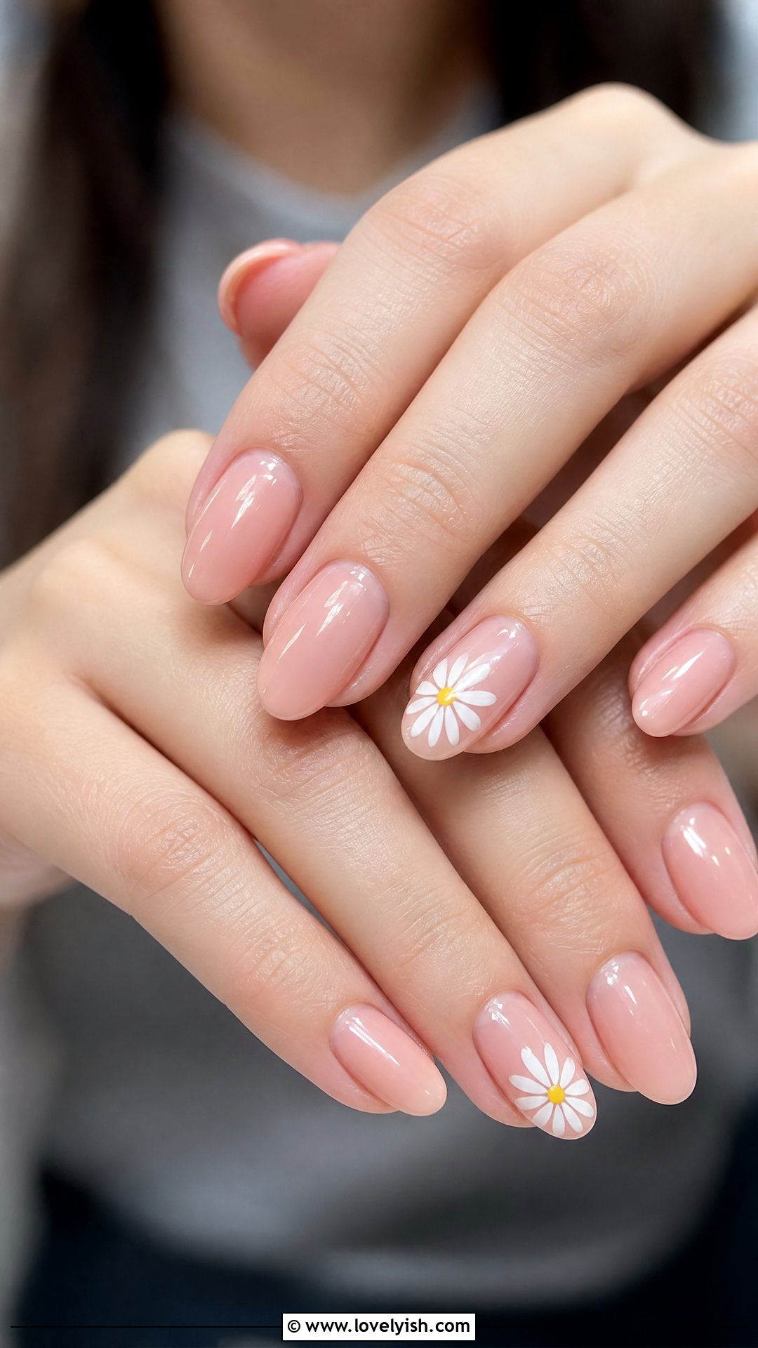 Daisy Flower Accent Nails - 50 cute summer nail designs - 50 cute summer nail designs