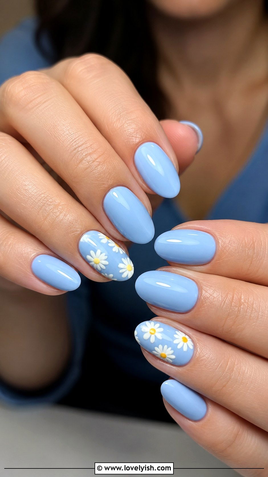 Daisy Flower Accent Nails - 42 easy nail art ideas - 42 easy nail art ideas
