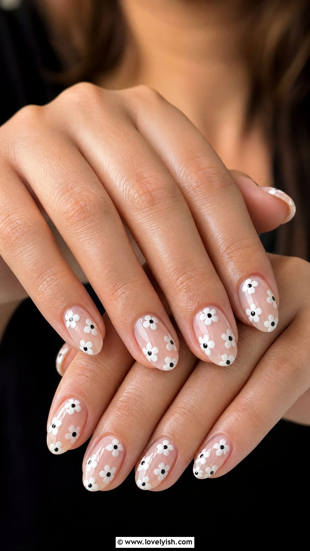 Daisy Flower Black and White Nails - 25 black and white nail art ideas - 25 black and white nail art ideas