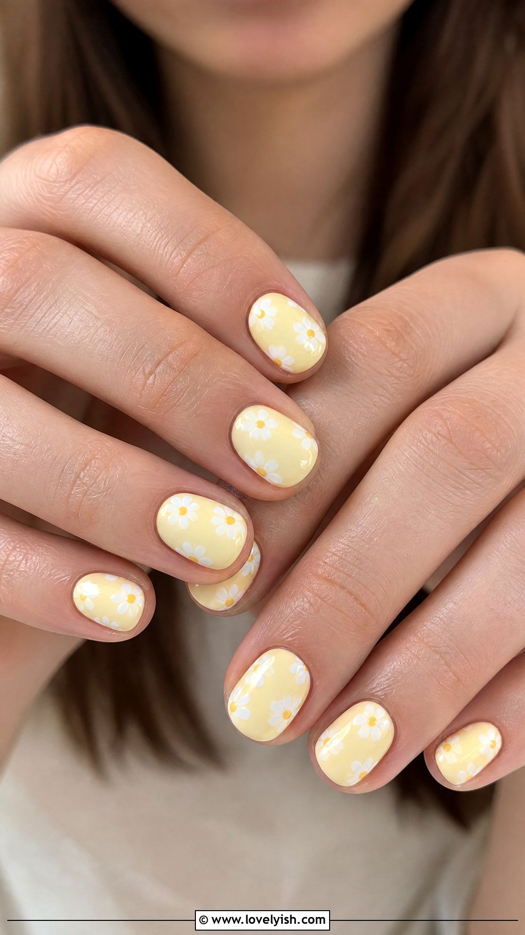 Daisy Flower Nails - 30 nail designs for teens - 30 nail designs for teens