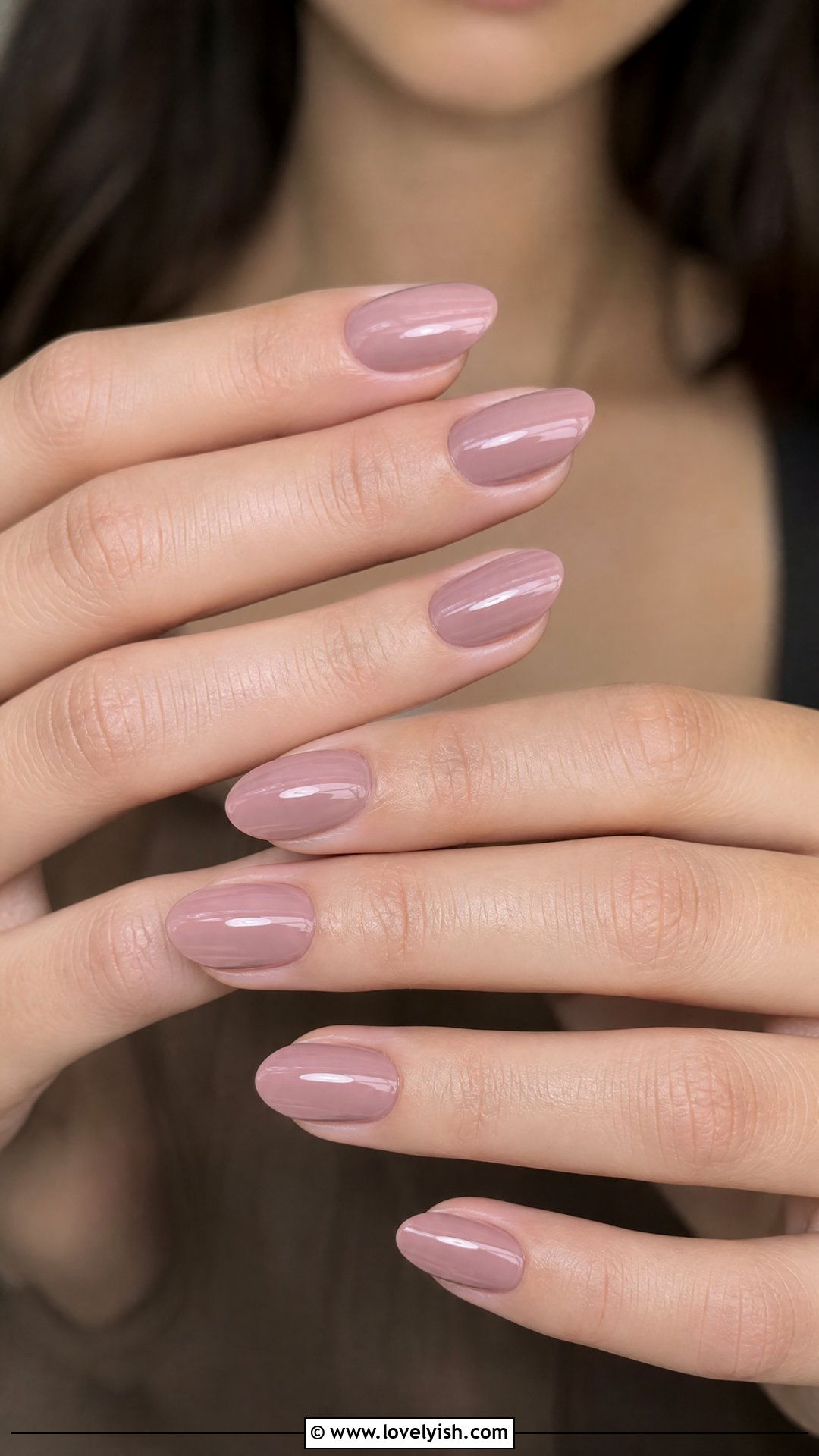 Gracie Abrams Soft Mauve Minimal Nails - 50 concert nails - 50 concert nails