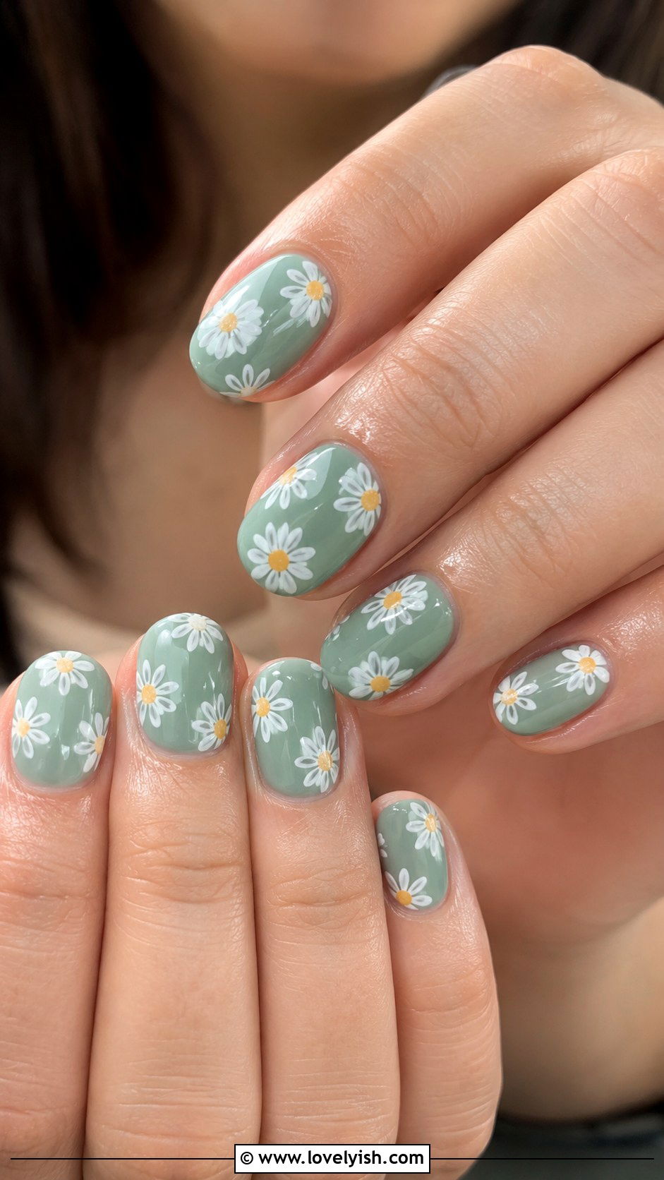 Green and White Daisy Nails - 38 green nail designs - 38 green nail designs