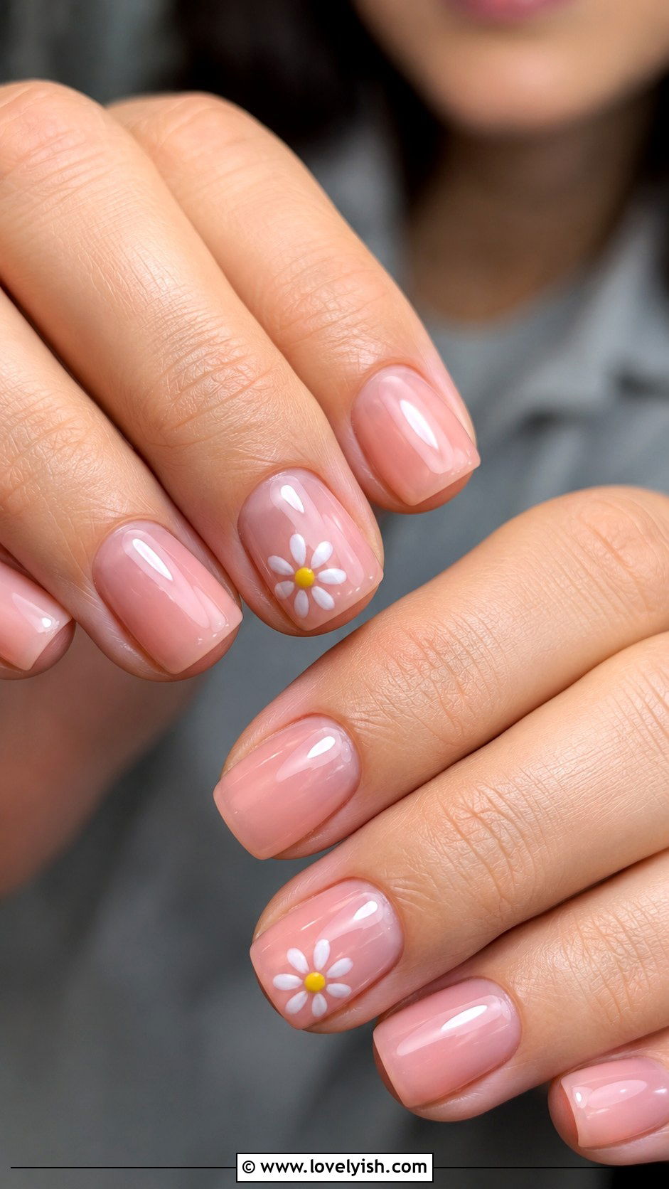 Mini Daisy Accent Nail Design - 45 cute nail designs - 45 cute nail designs