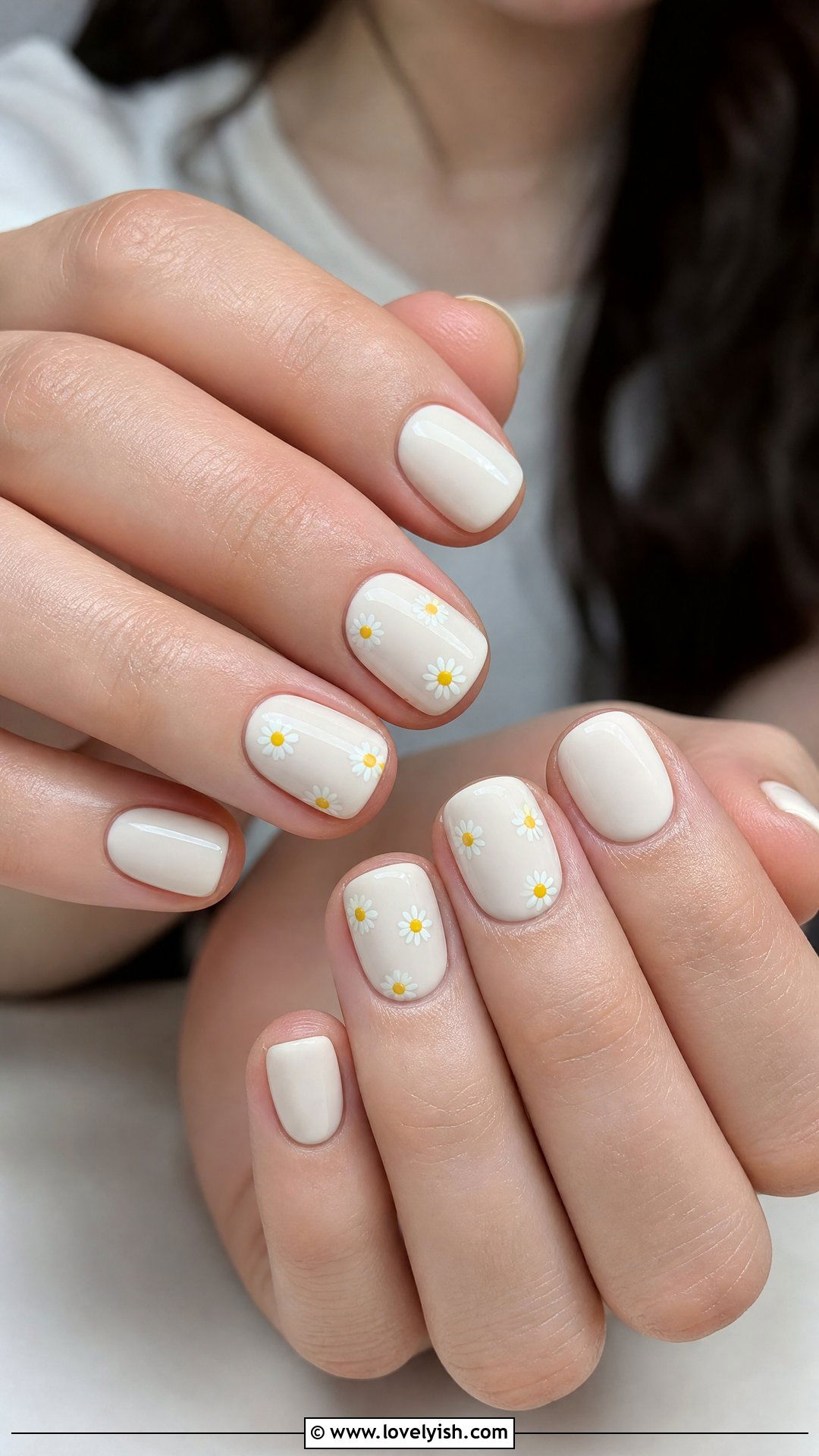 Mini Daisy Floral Nails - 50 simple short nail designs - 50 simple short nail designs