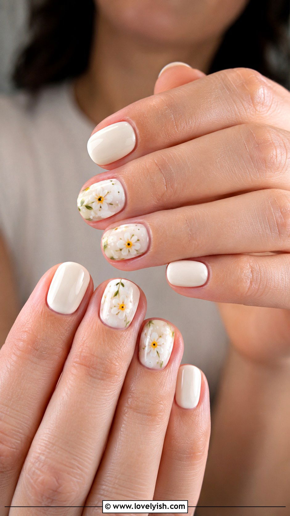 Mini Daisy Floral Short Nails - 25 short nails design ideas - 25 short nails design ideas