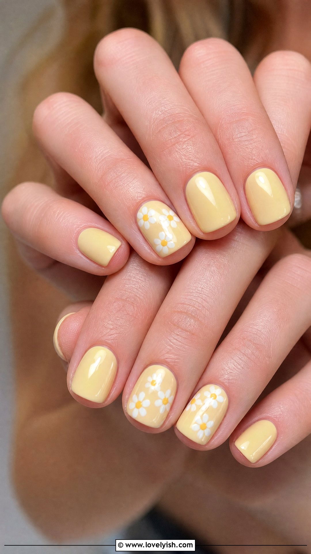 Mini Daisy Flower Nails - 35 nail art for beginners - 35 nail art for beginners