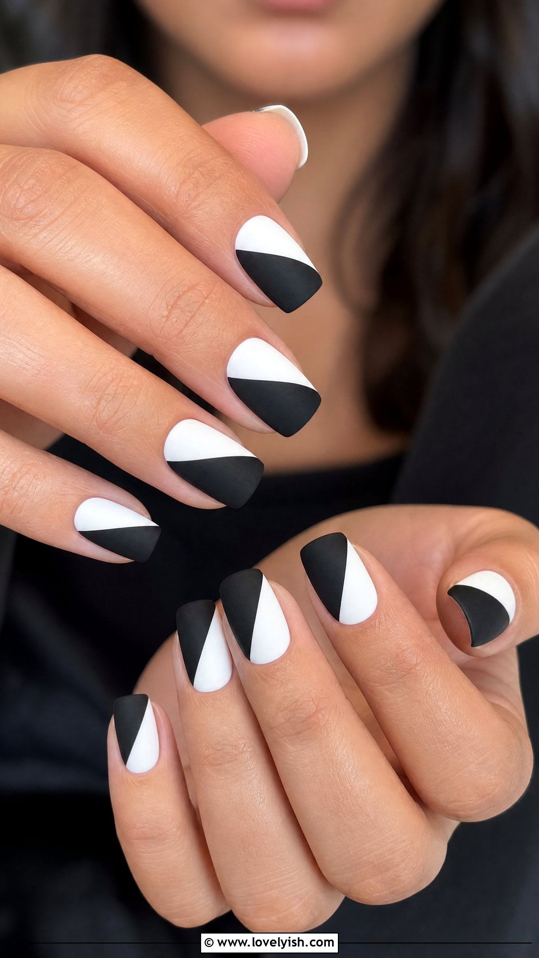 Minimalist Black and White Color Block Nails - 42 minimalist nail art - 42 minimalist nail art
