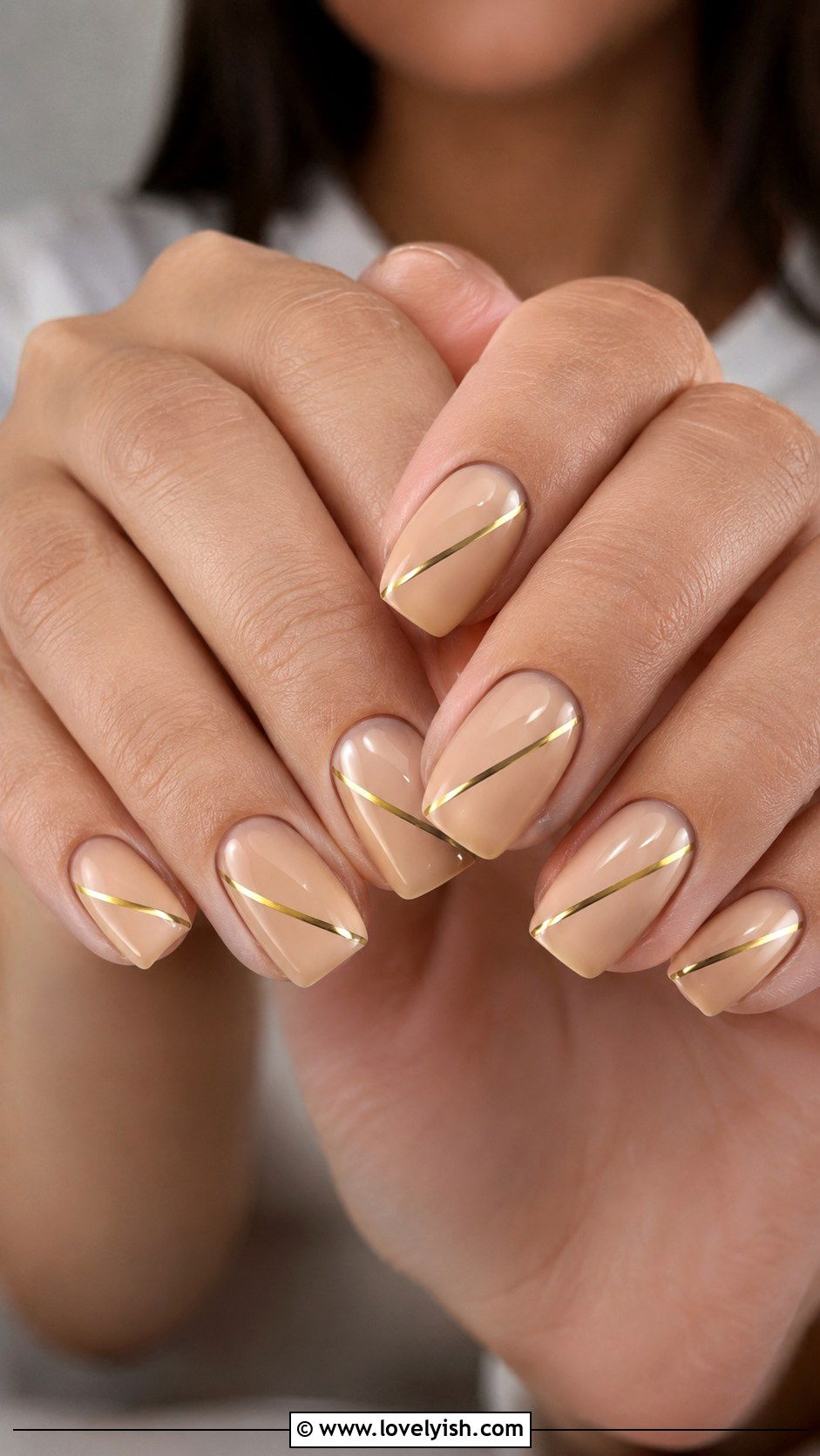 Nude Nails With Gold Stripe - 33 easy nail designs for beginners - 33 easy nail designs for beginners