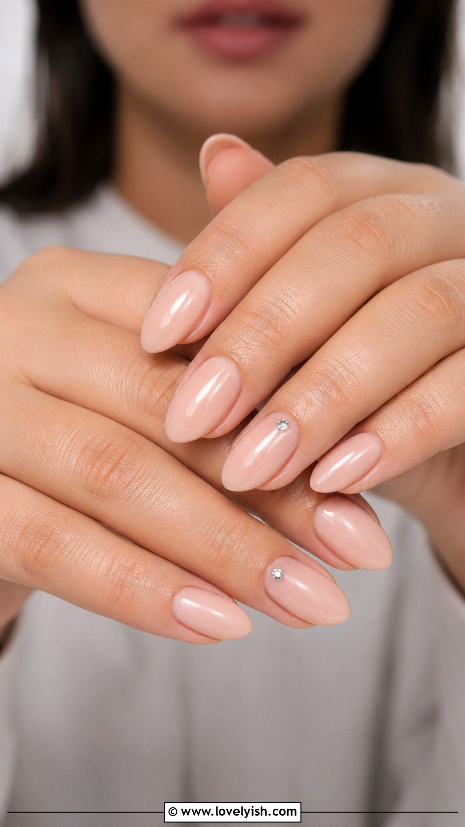 Nude Nails With Single Rhinestone - 33 easy nail designs for beginners - 33 easy nail designs for beginners