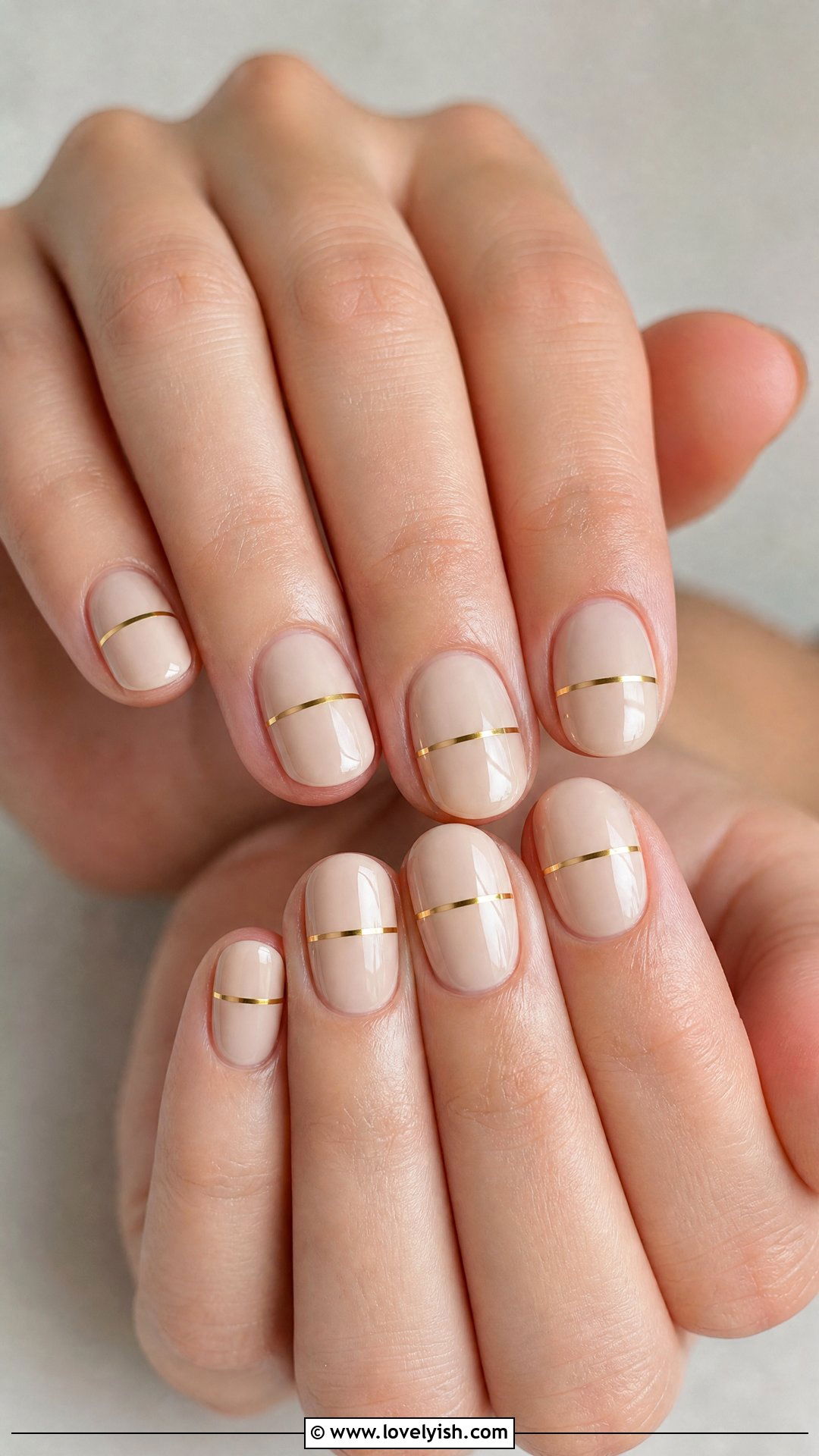 Nude with Single Gold Stripe Short Oval Nails - 50 short oval nails - 50 short oval nails