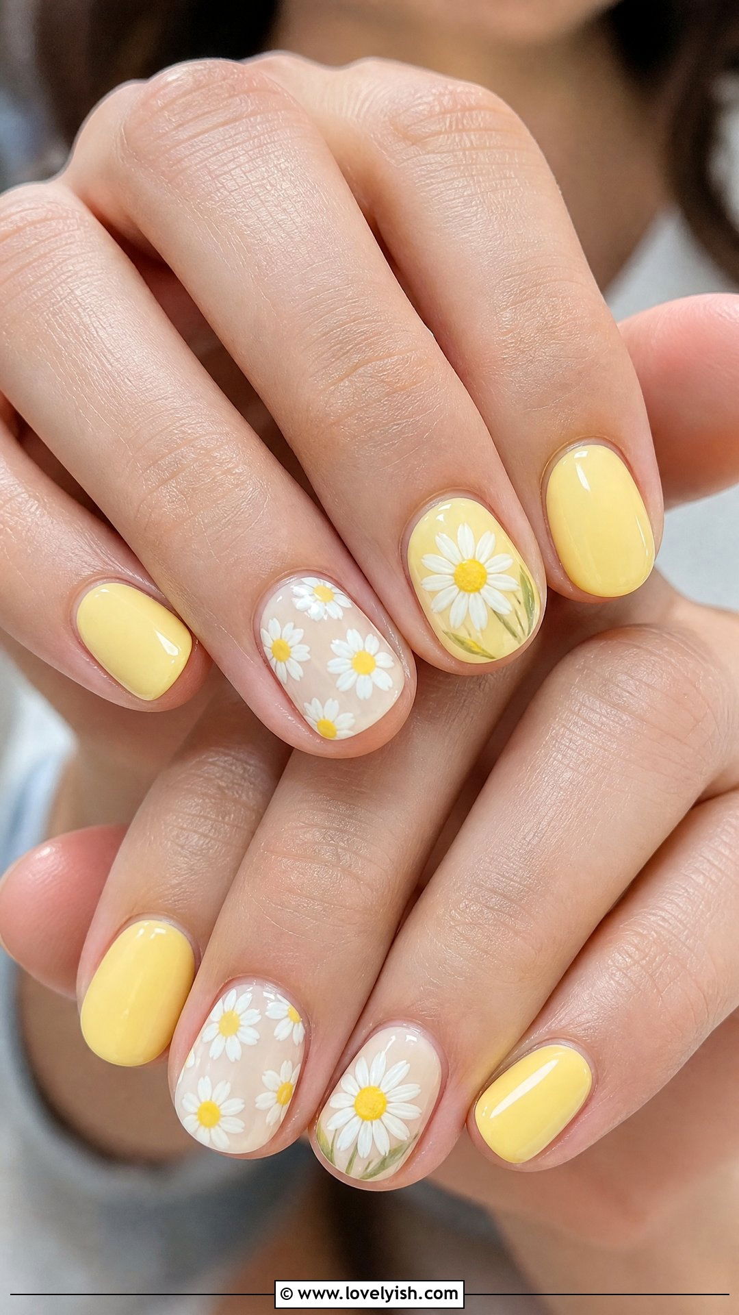 Pastel Yellow Daisy Nails - 50 dainty nails - 50 dainty nails