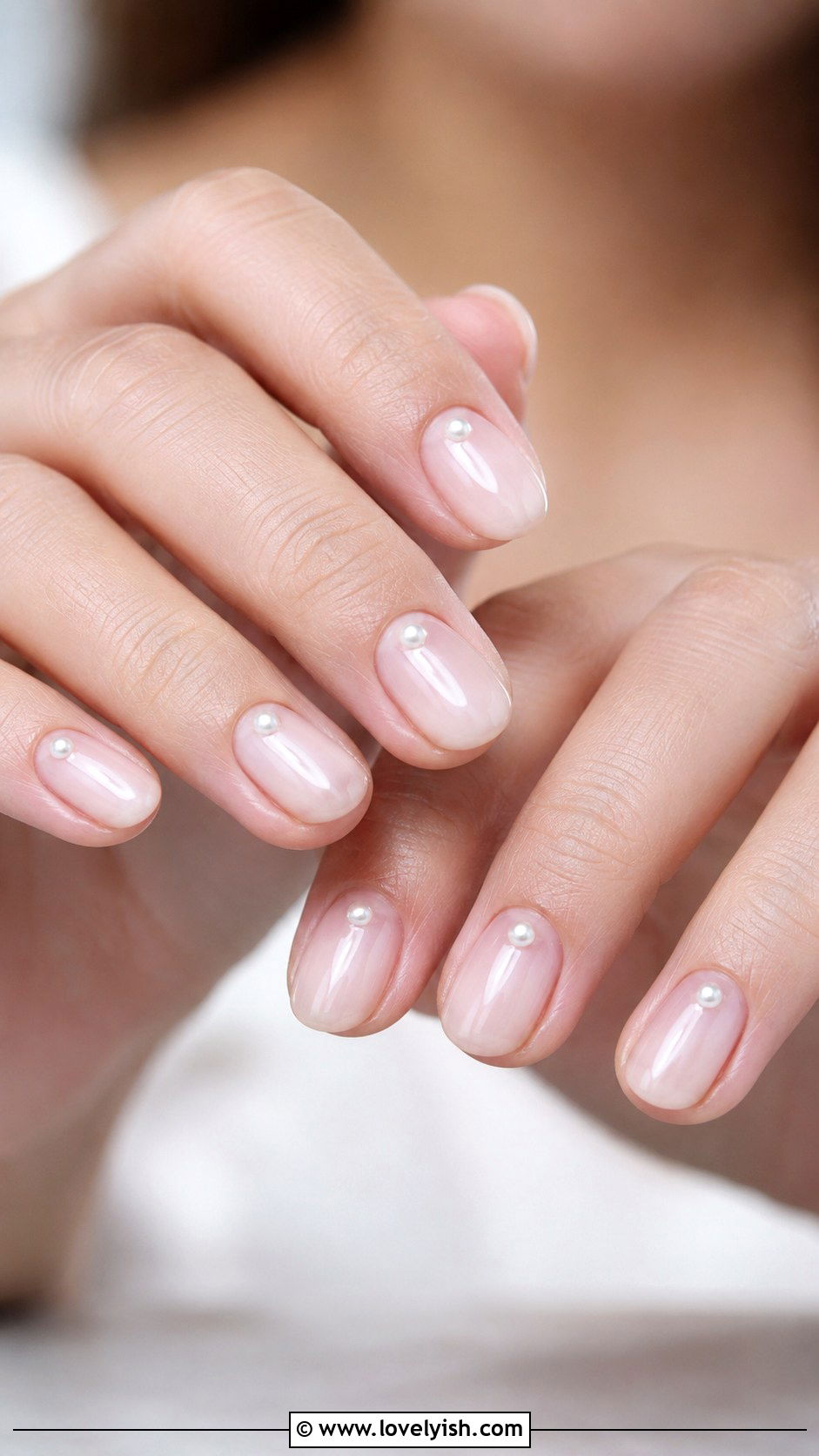Pearl on Nude Nails - 50 minimalist nails - 50 minimalist nails