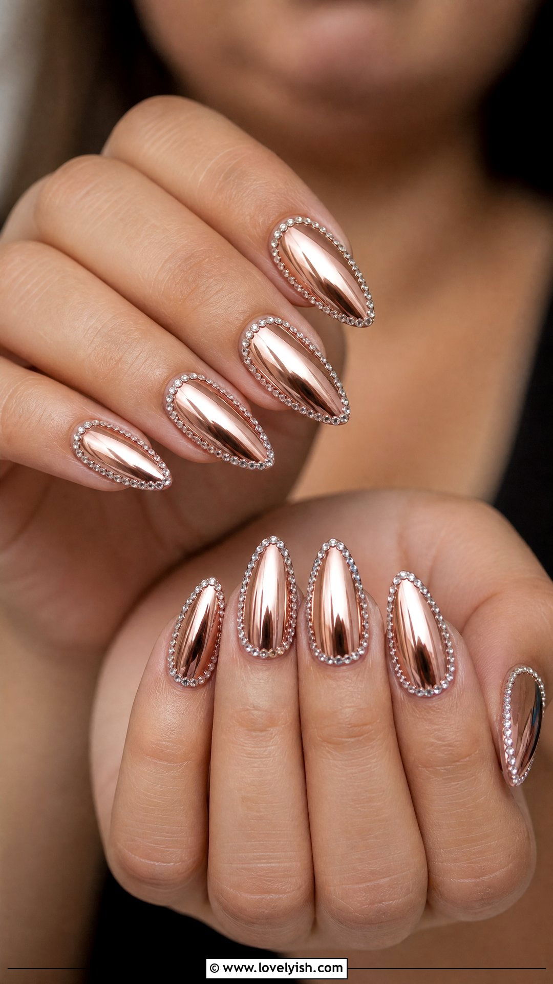 Rose Gold Chrome Nails With Rhinestone Outline - 29 nail designs with rhinestones - 29 nail designs with rhinestones