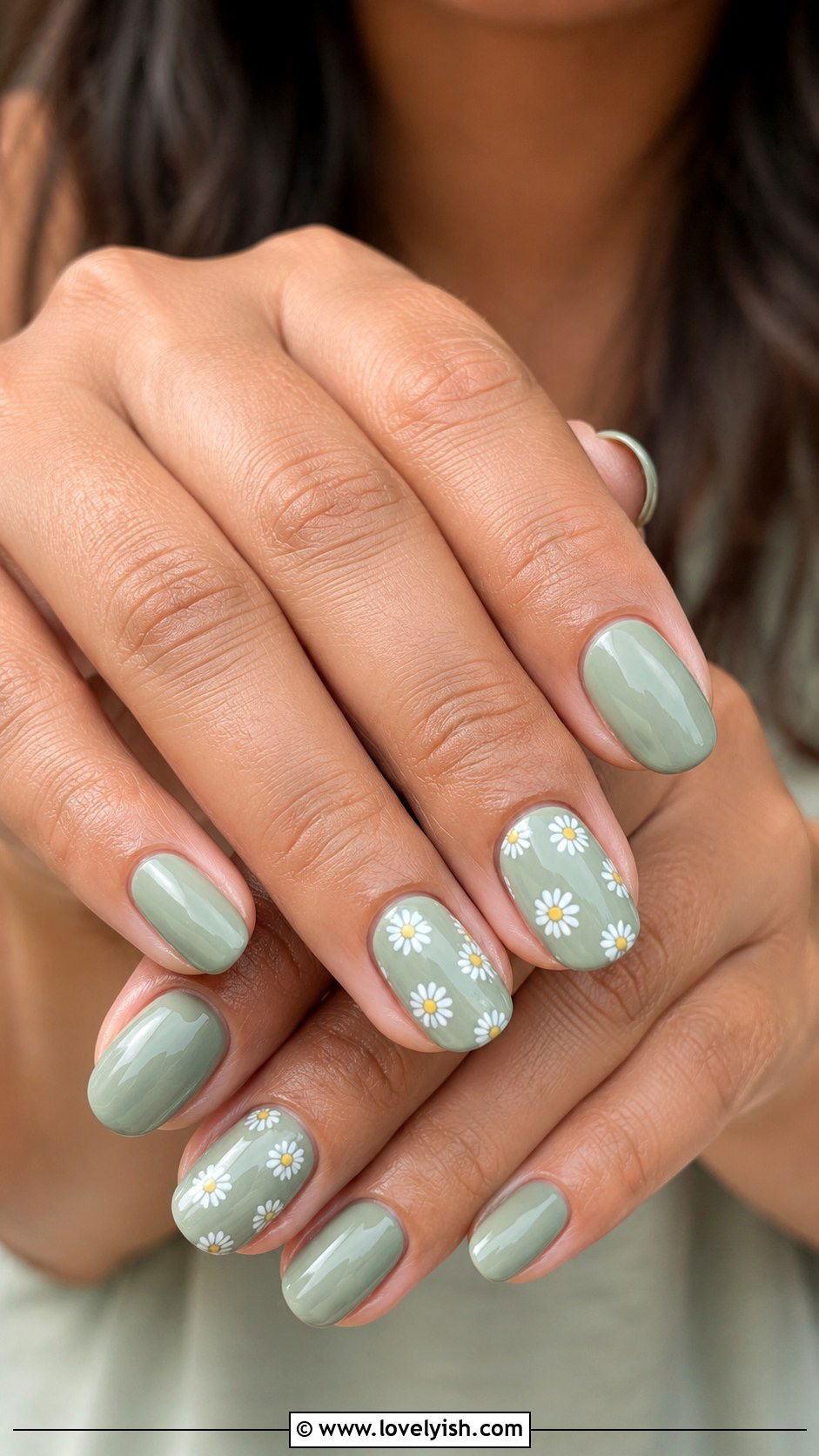 Sage Green Daisy Nails - 25 green nail design ideas - 25 green nail design ideas
