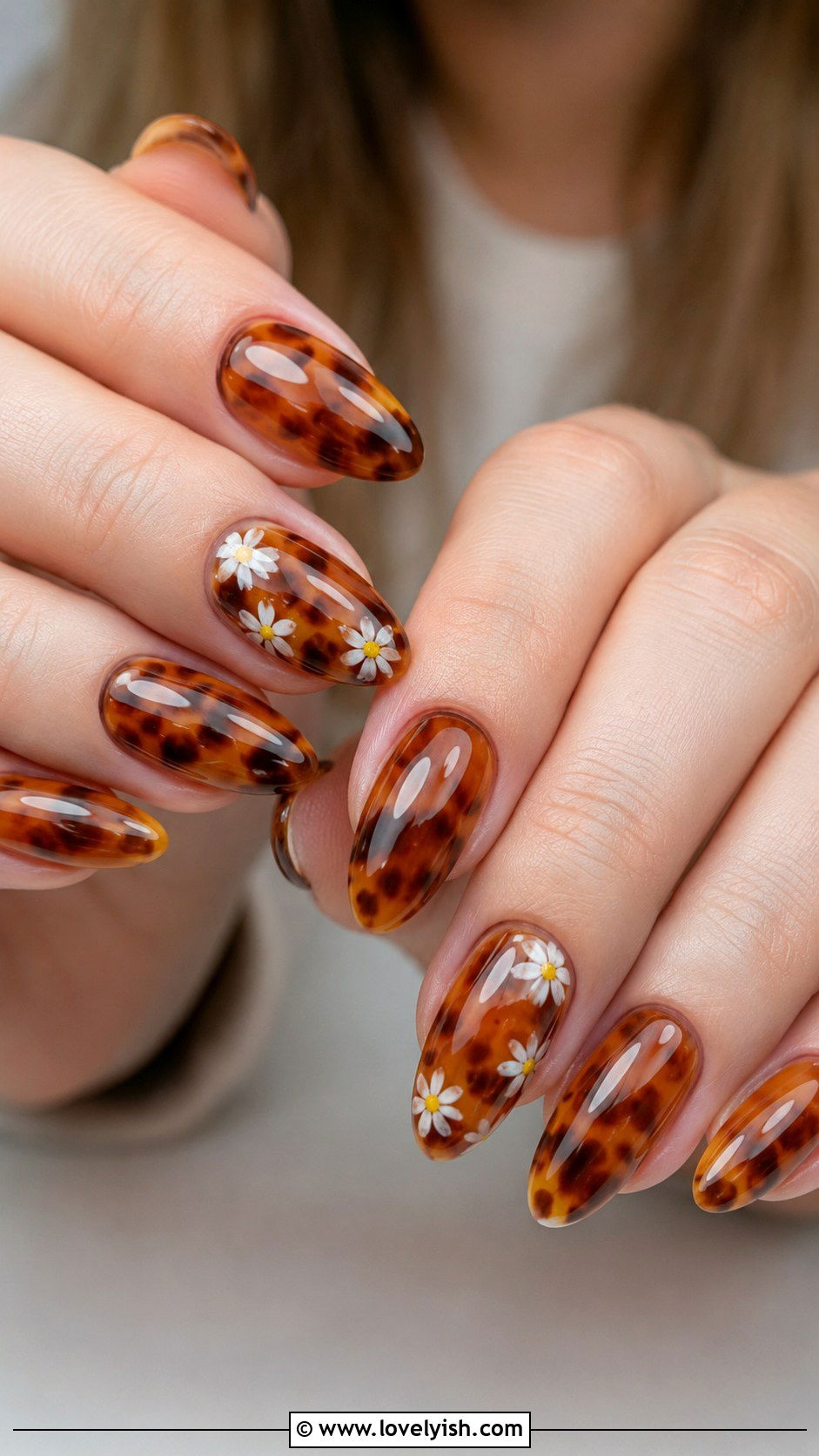Tortoise Nails With Daisy Accents - 50 tortoise nail design ideas - 50 tortoise nail design ideas
