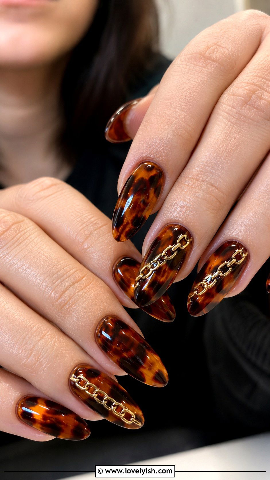 Tortoiseshell Nails With Gold Chain Detail - 50 tortoise nail design ideas - 50 tortoise nail design ideas