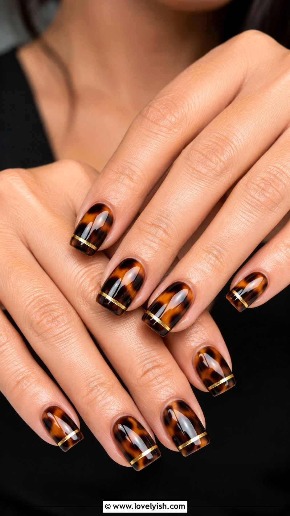 Tortoiseshell Nails With Gold Stripe Detail - 50 tortoise nail design ideas - 50 tortoise nail design ideas