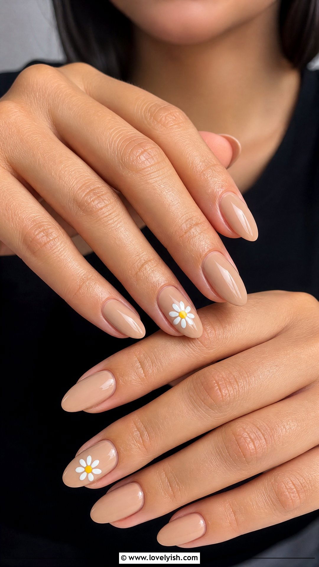 Warm Beige Daisy Accent Nails - 50 classy nails - 50 classy nails
