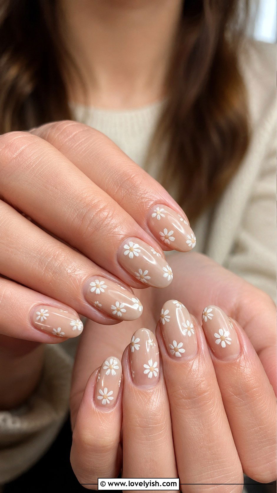 White Daisy Beige Nude Nails - 50 back to school nails - 50 back to school nails