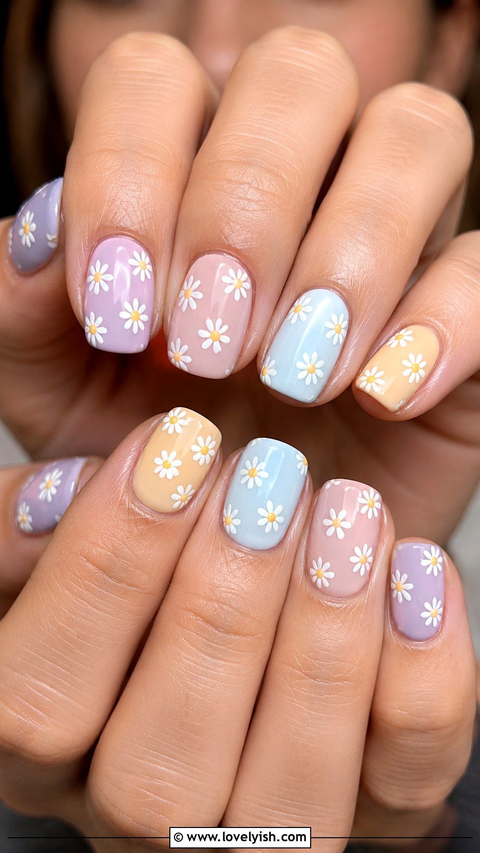 White Daisy Floral Nails - 39 summer nail ideas - 39 summer nail ideas