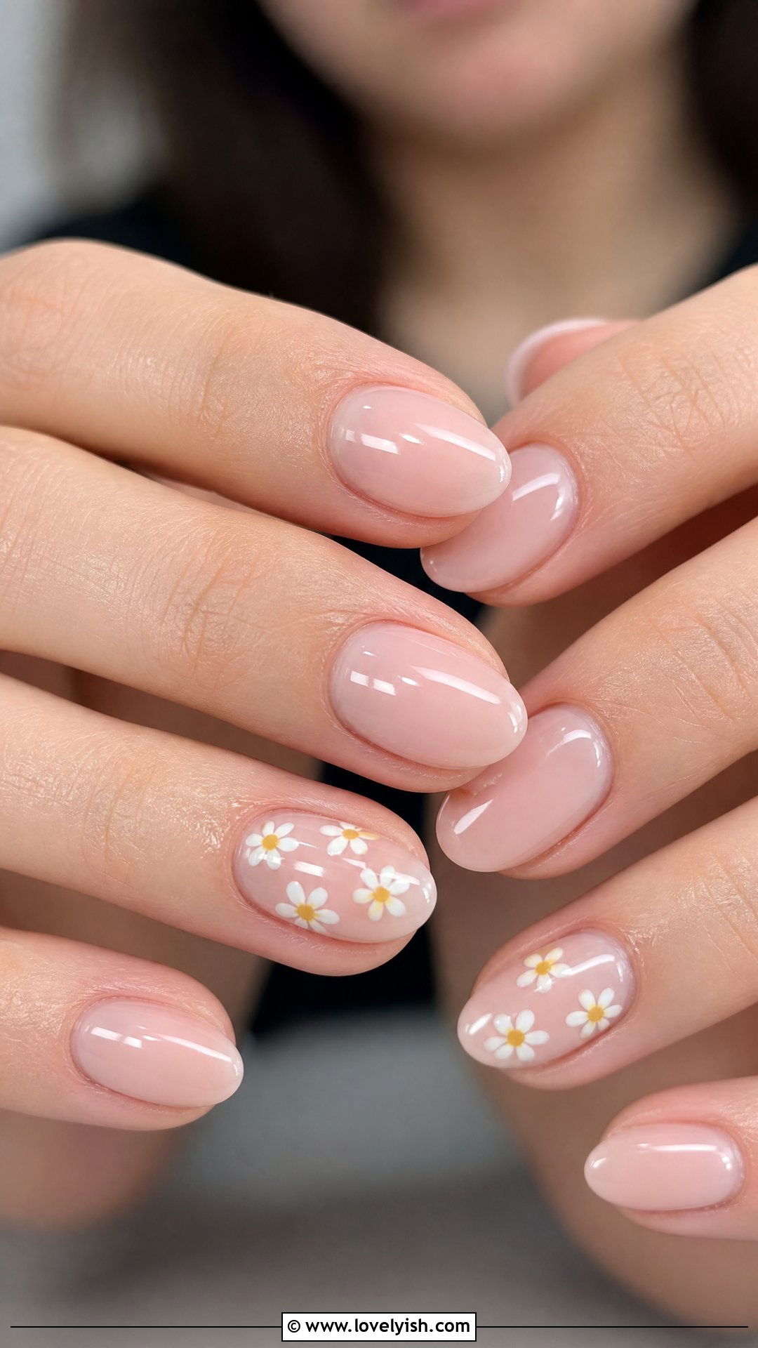 White Daisy Flower Nails - 50 simple nail art - 50 simple nail art