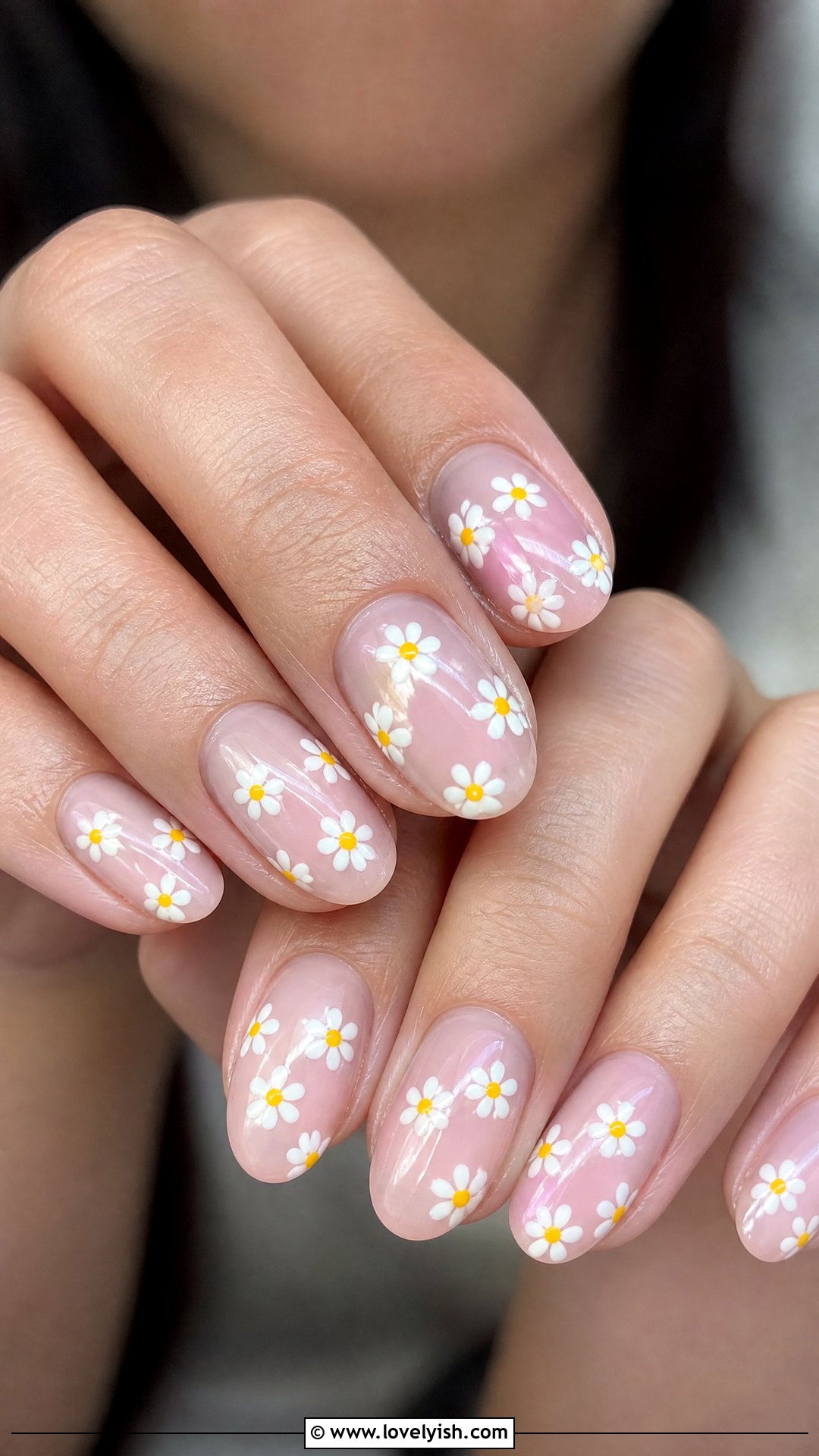 White Daisy Nails - 50 simple spring nail designs - 50 simple spring nail designs