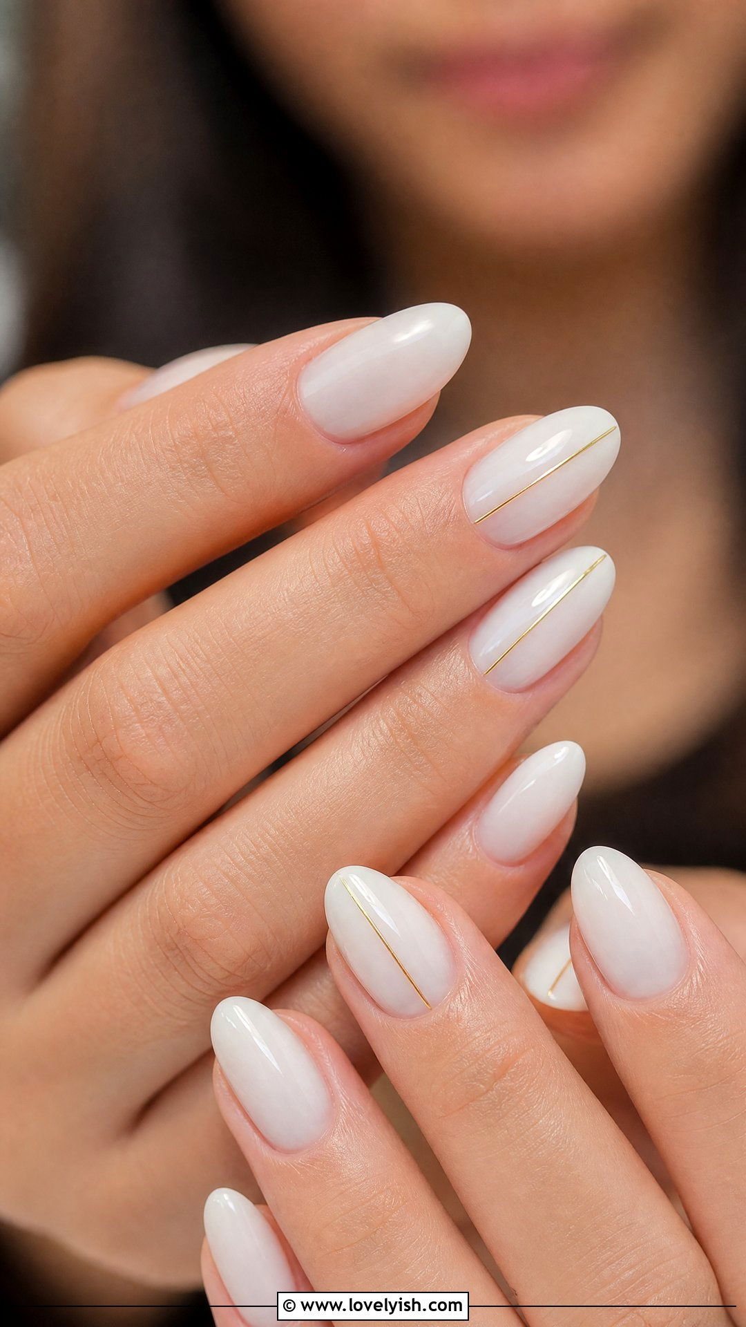 White and Gold Minimal Nails - 50 simple spring nail designs - 50 simple spring nail designs