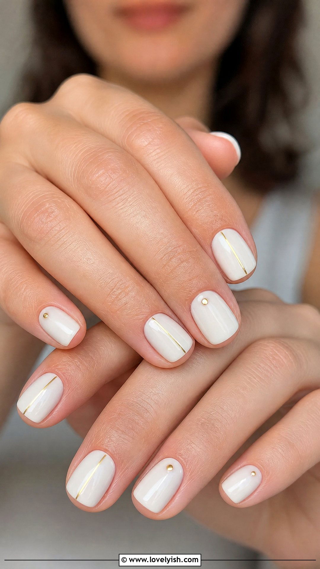 White and Gold Minimalist Nails - 50 sophisticated nails - 50 sophisticated nails
