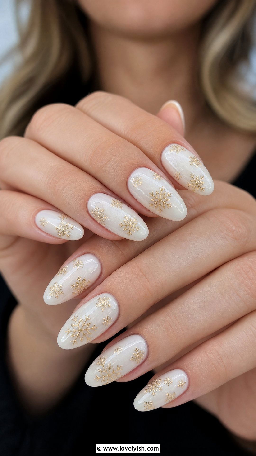 White and Gold Snowflake Nails - 25 christmas nail designs - 25 christmas nail designs