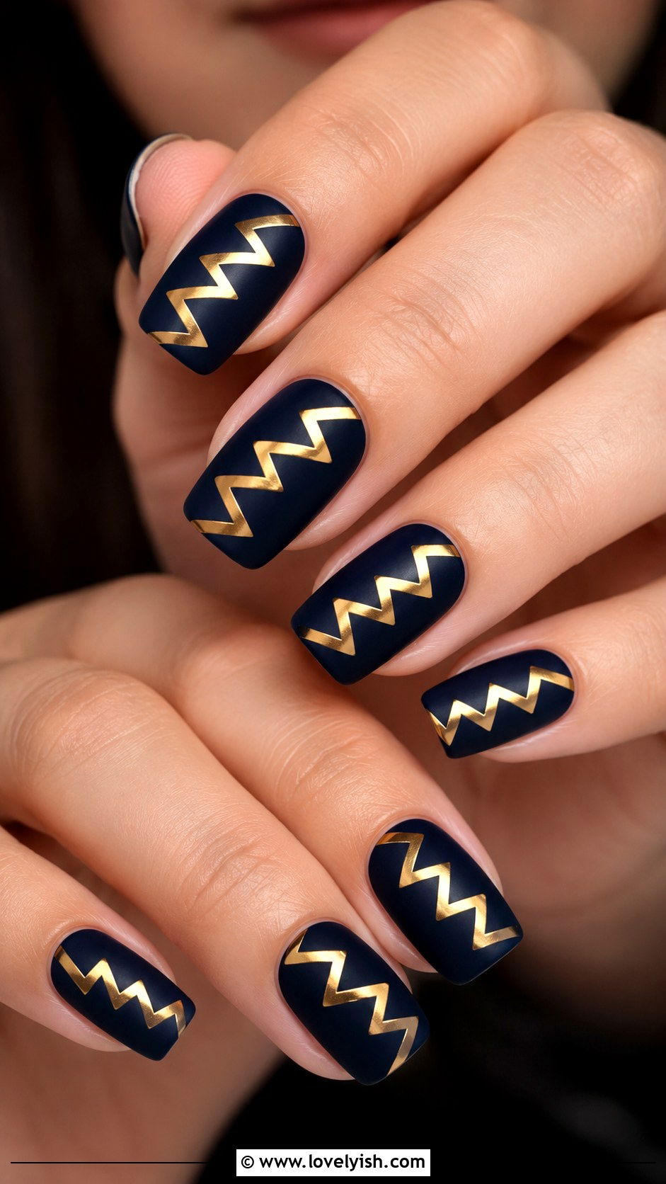 Zigzag Geometric Nails - 25 geometric nail designs - 25 geometric nail designs